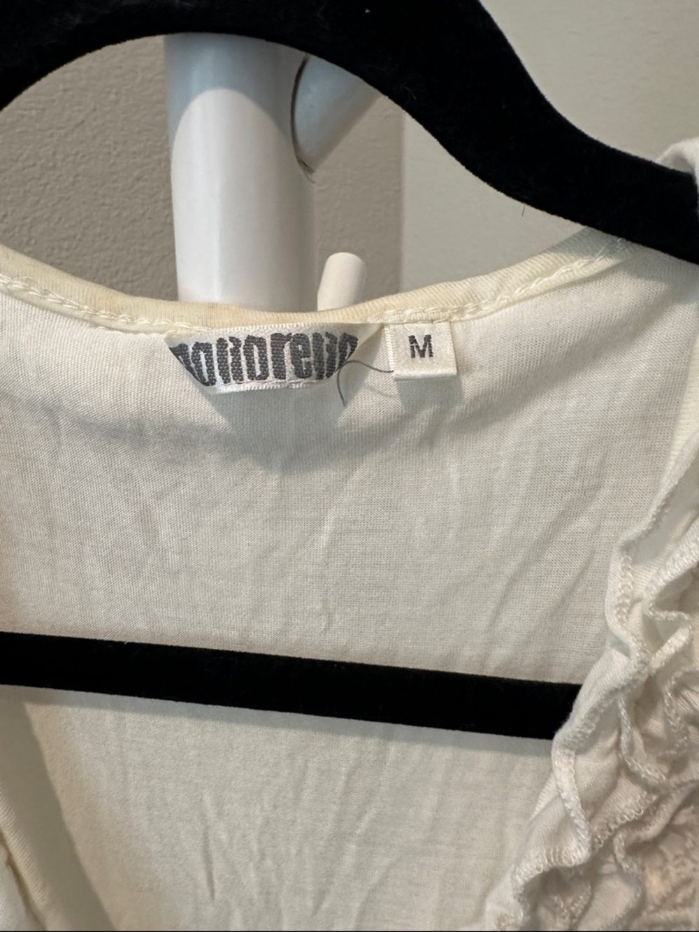 White Lace Ruffle V-Neck Camisole - Picture 2 of 3